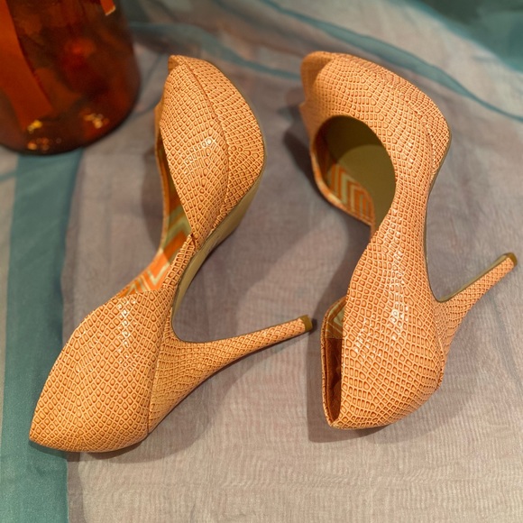 Shoe - Picture 3 of 8